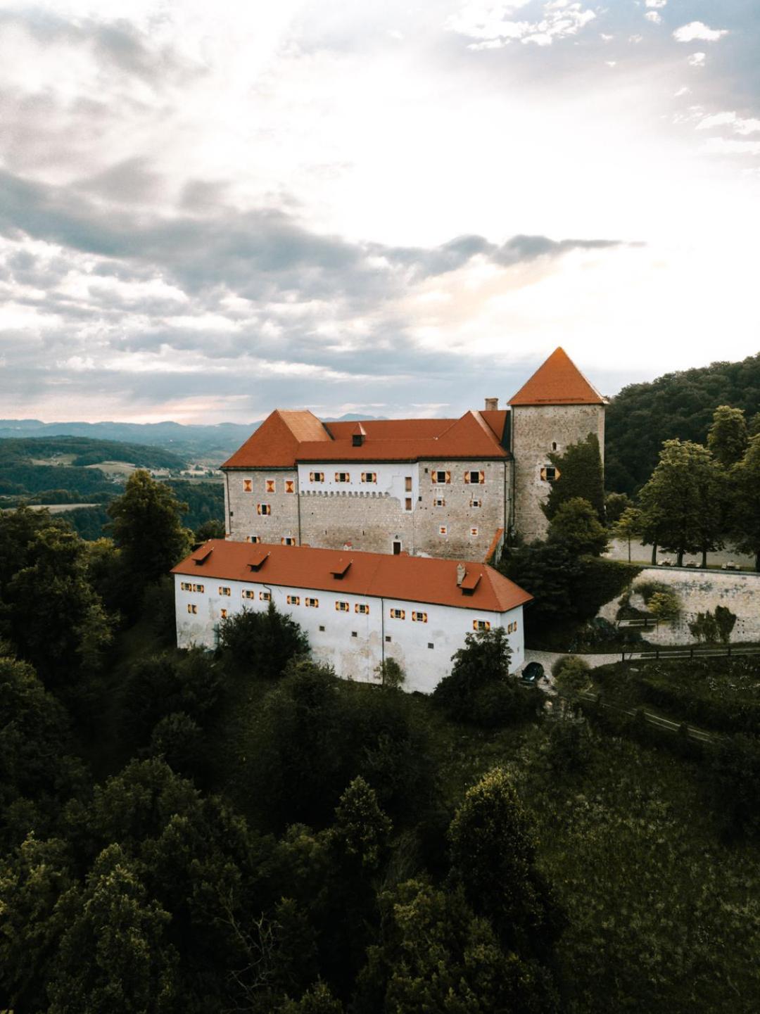 Rooms & Apartments Podsreda Castle Eksteriør billede